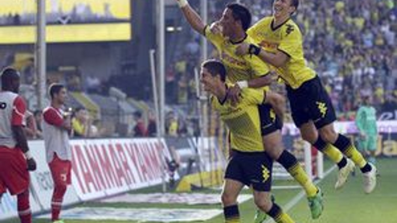 Hráči Dortmundu (zľava) Robert Lewandowski, Lucas Barrios a Ivan Perisic oslavujú gól v sieti FC Augsburg.