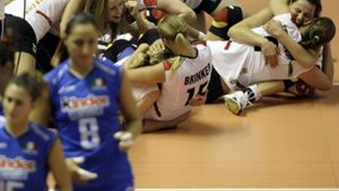 Nemecké volejbalistky oslavujú víťazstvo nad Talianskom v semifinále európskeho šampionátu v Belehrade.