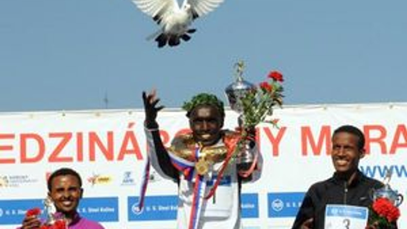 Na snímke uprostred víťaz Elijah Kiprono Kemboi z Kene, vľavo na druhom mieste Ebisa Merga Ejigu z Etiópie, vpravo na treťom mieste Gebo Burka Gameda z Etiópie .