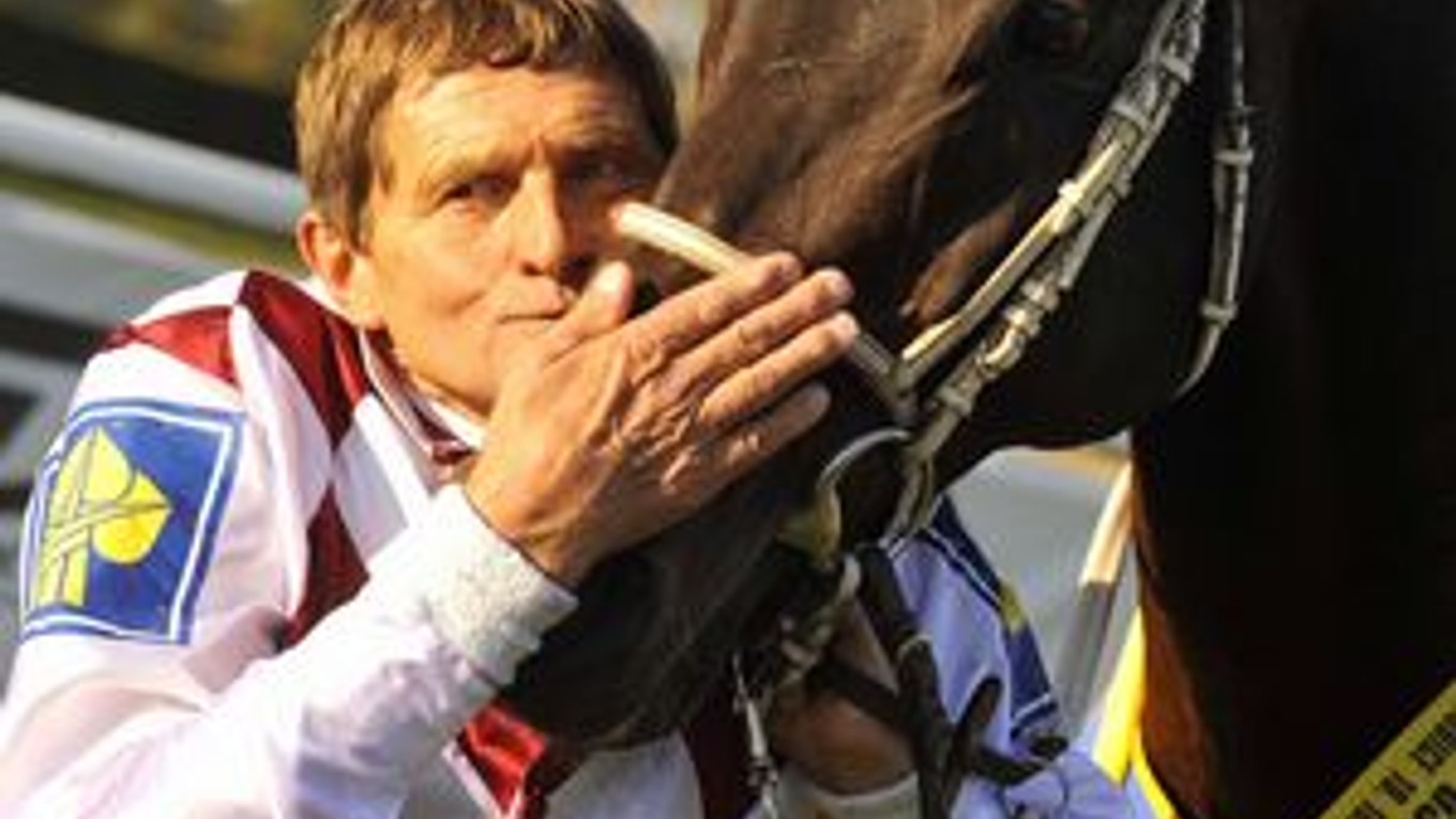 Josef Váňa s Tiumenom po víťazstve vo Veľkej pardubickej.