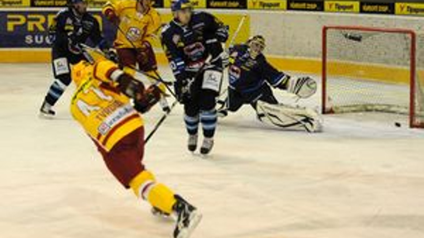 Martinského brankára Martina Mareka prekonáva útočník Trenčína Roman Tvrdoň.