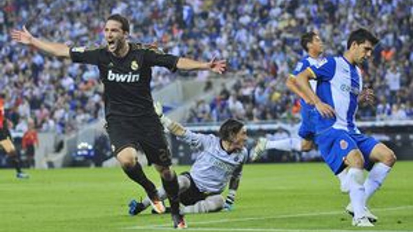 Gonzalo Higuaín (vľavo) z Realu Madrid oslavuje gól.