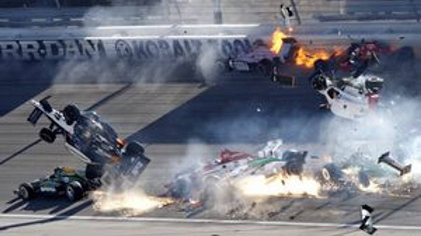 Auto Wheladona letí vľavo vzduchom.