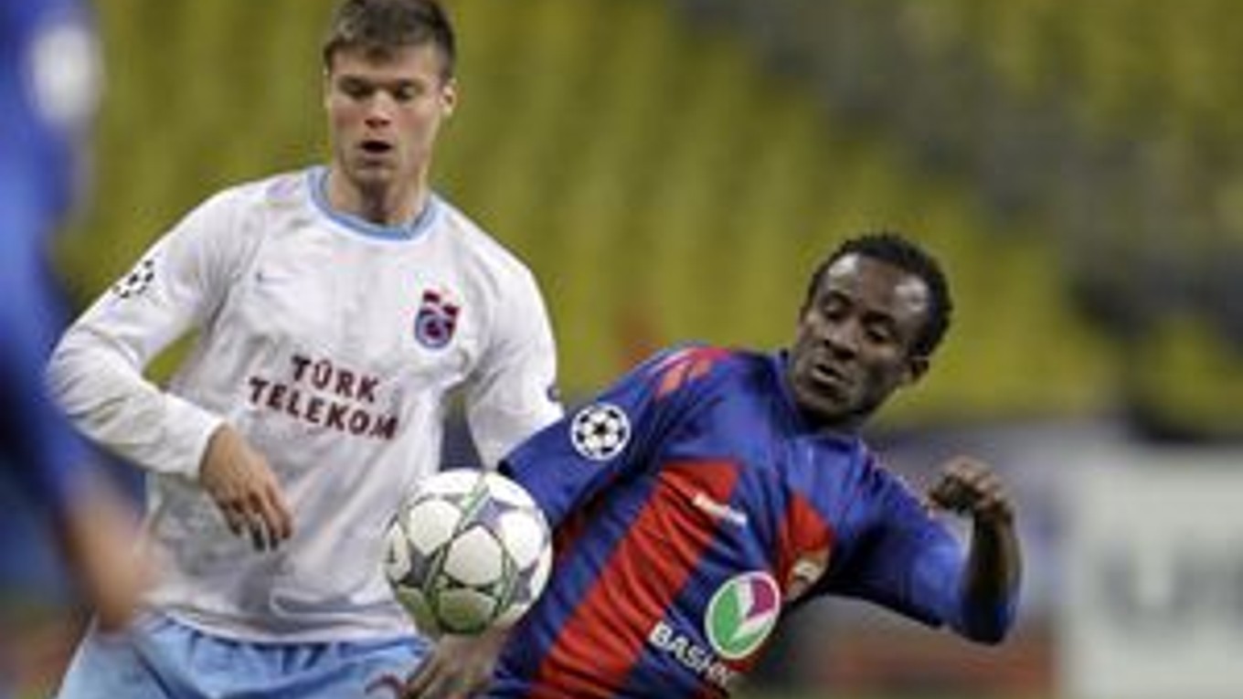 Seydou Doumbia (vpravo) z CSKA Moskva a Ondřej Čelůstka z  Trabzonsporu v súboji o loptu počas zápasu 3. kola skupinovej fázy Ligy majstrov v Moskve.