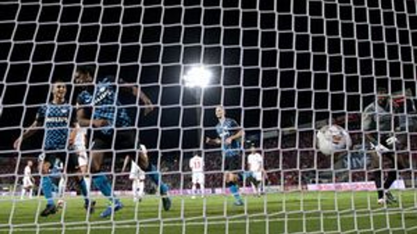 Útočník PSV Eindhoven Georginio Wijnaldum (druhý zľava) skóruje z nariadenej penalty.