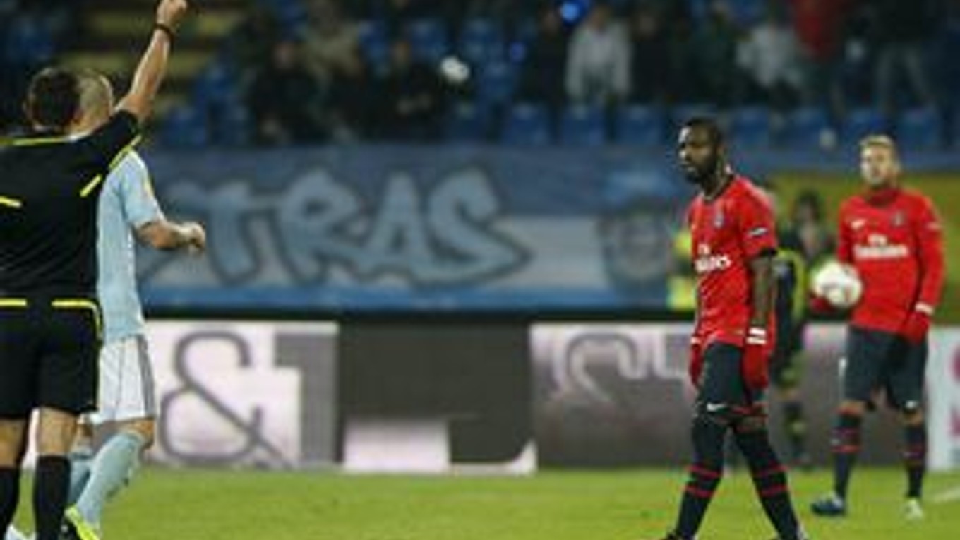 Červená karta pre Siaku Tieneho z Paris Saint Germain.