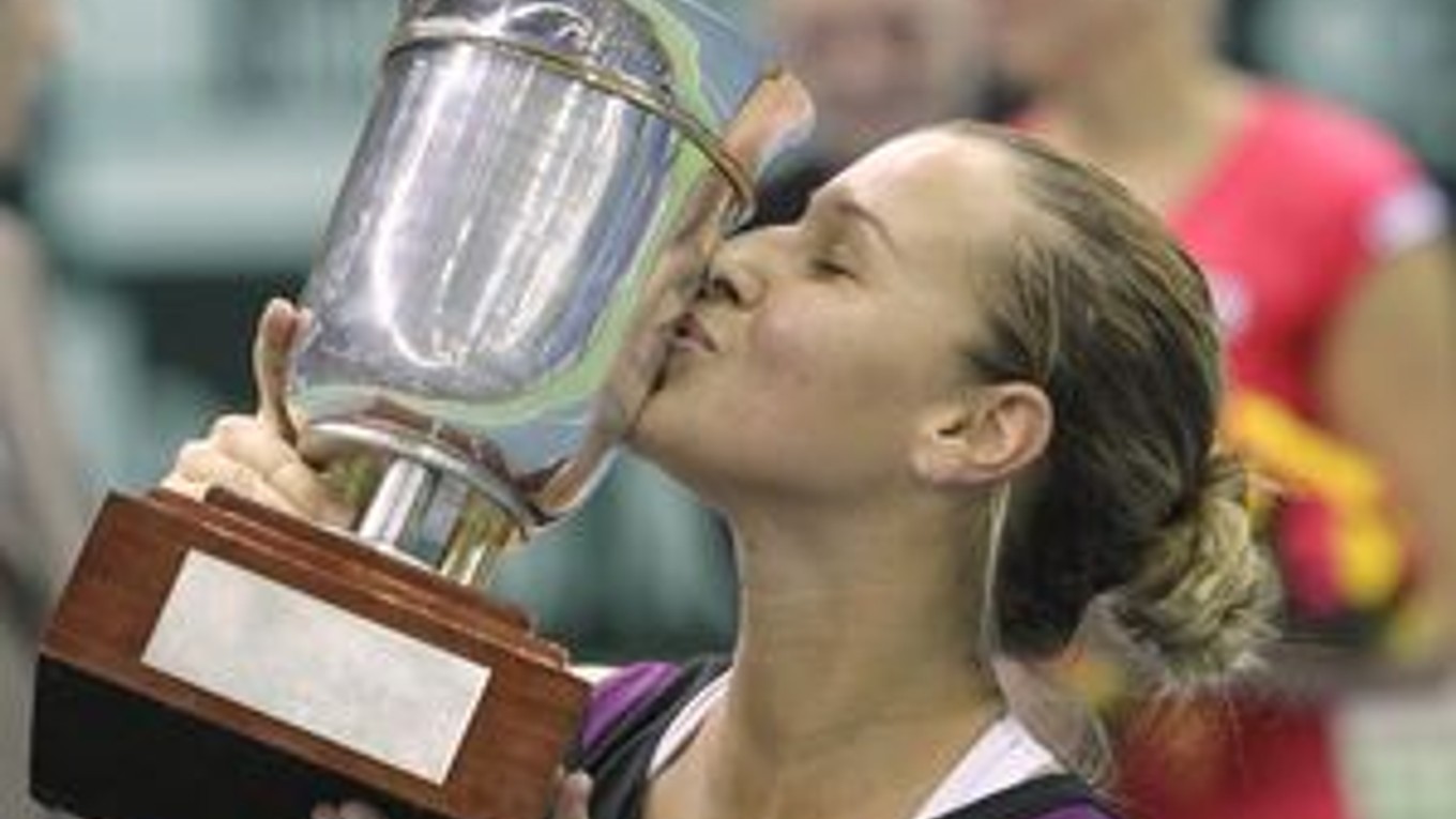Šťastná Dominika Cibulková so svojou prvou trofejou v turnajoch WTA Tour. Moskva zostane pre ňu špeciálnym mestom.