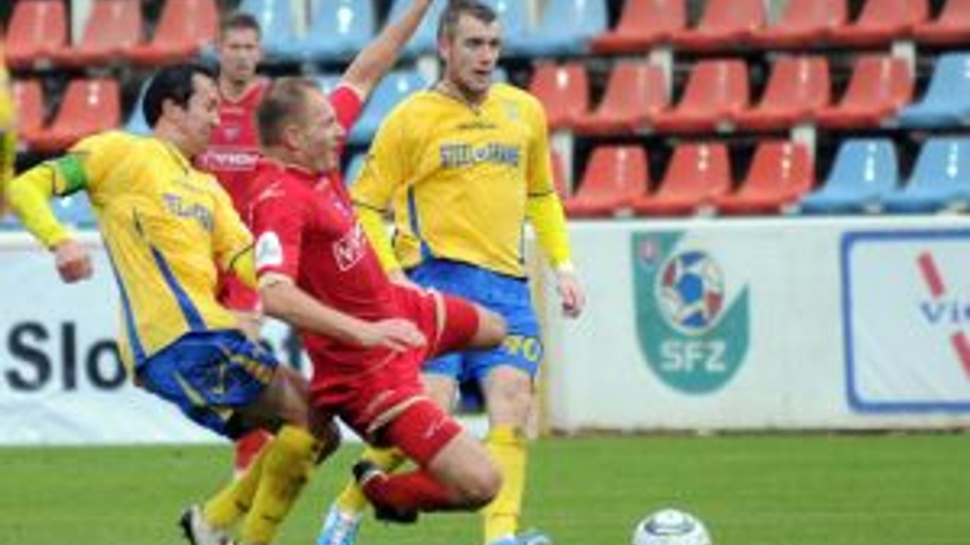 Milan Pavlovič (v strede) z FC Vion Zlaté Moravce v súboji s Košičanom Miroslavom Viazankom (vľavo).