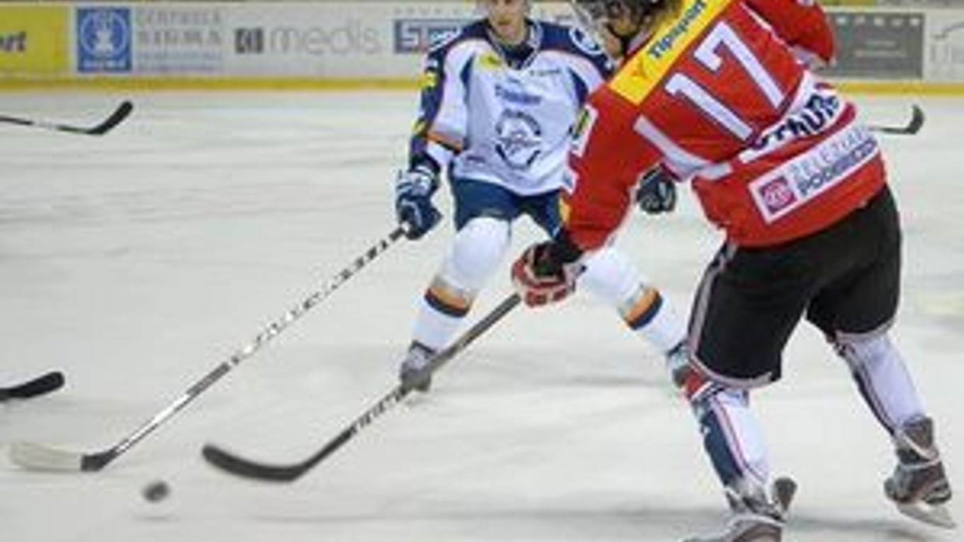 Obranca Košíc Marek Biro a krídelník Banskej Bystrice Ján Sýkora počas zápasu 15. kola hokejovej Tipsport extraligy medzi HC'05 Banská Bystrica - HC Košice.
