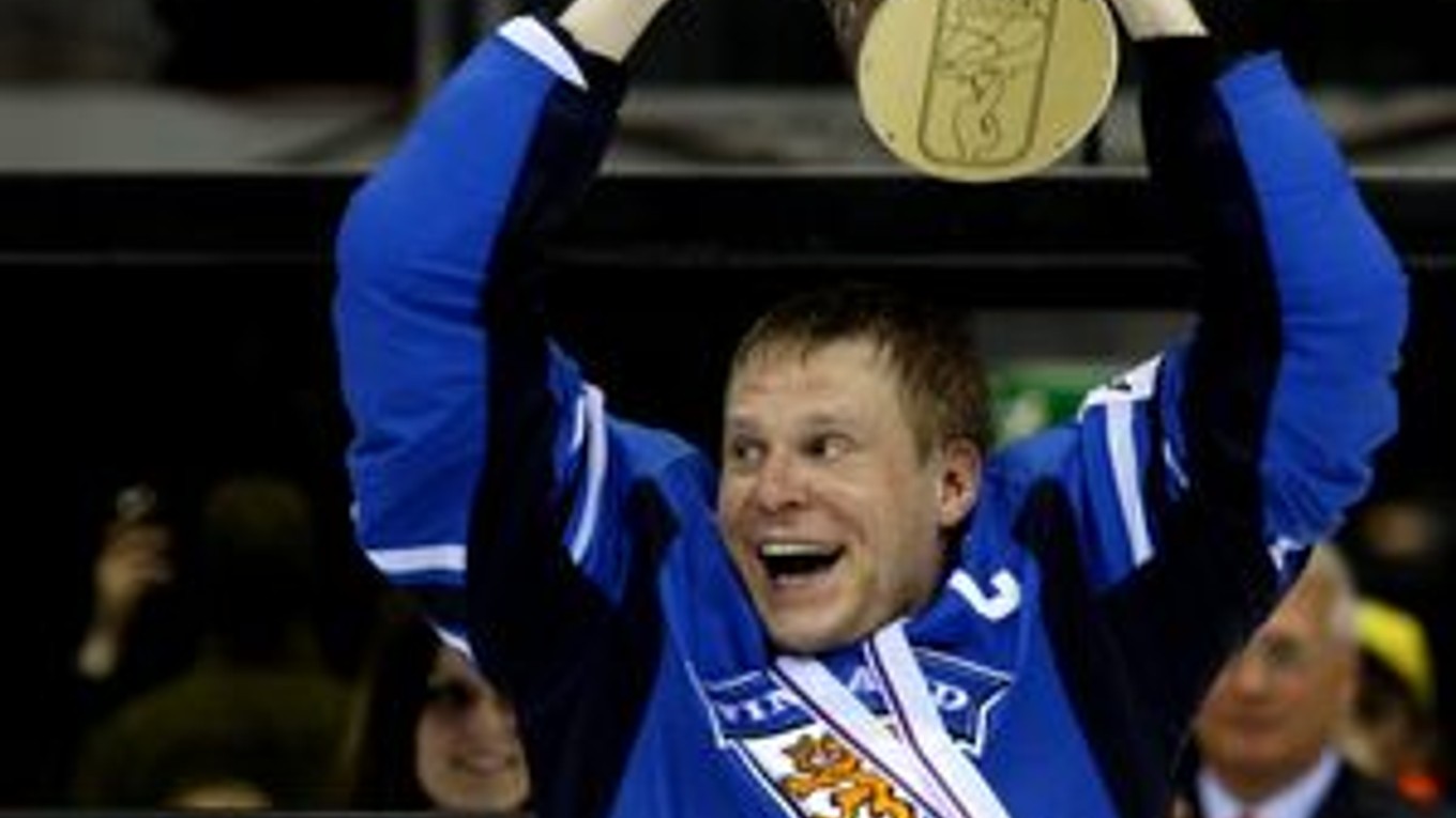 Mikko Koivu s pohárom pre majstrov sveta.