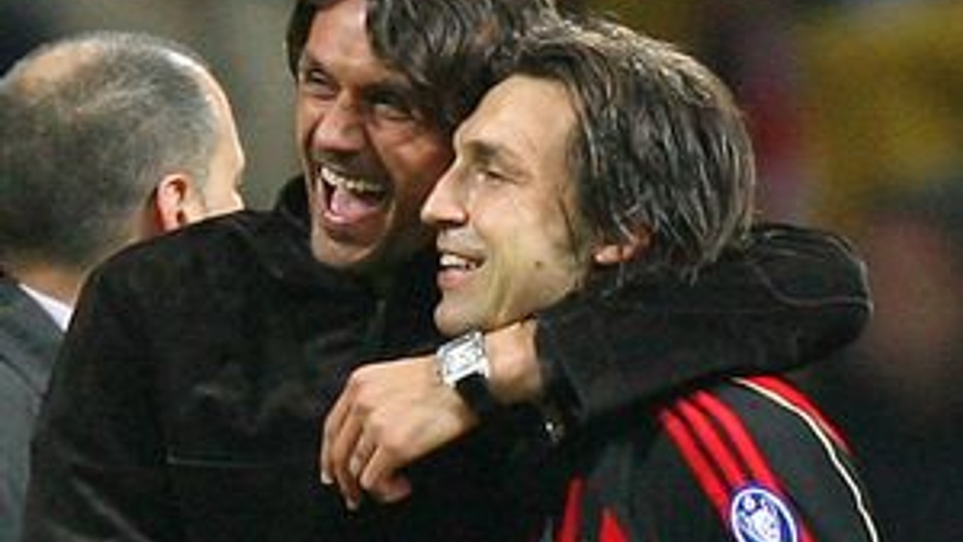 Andrea Pirlo (vpravo) a Paolo Maldini.