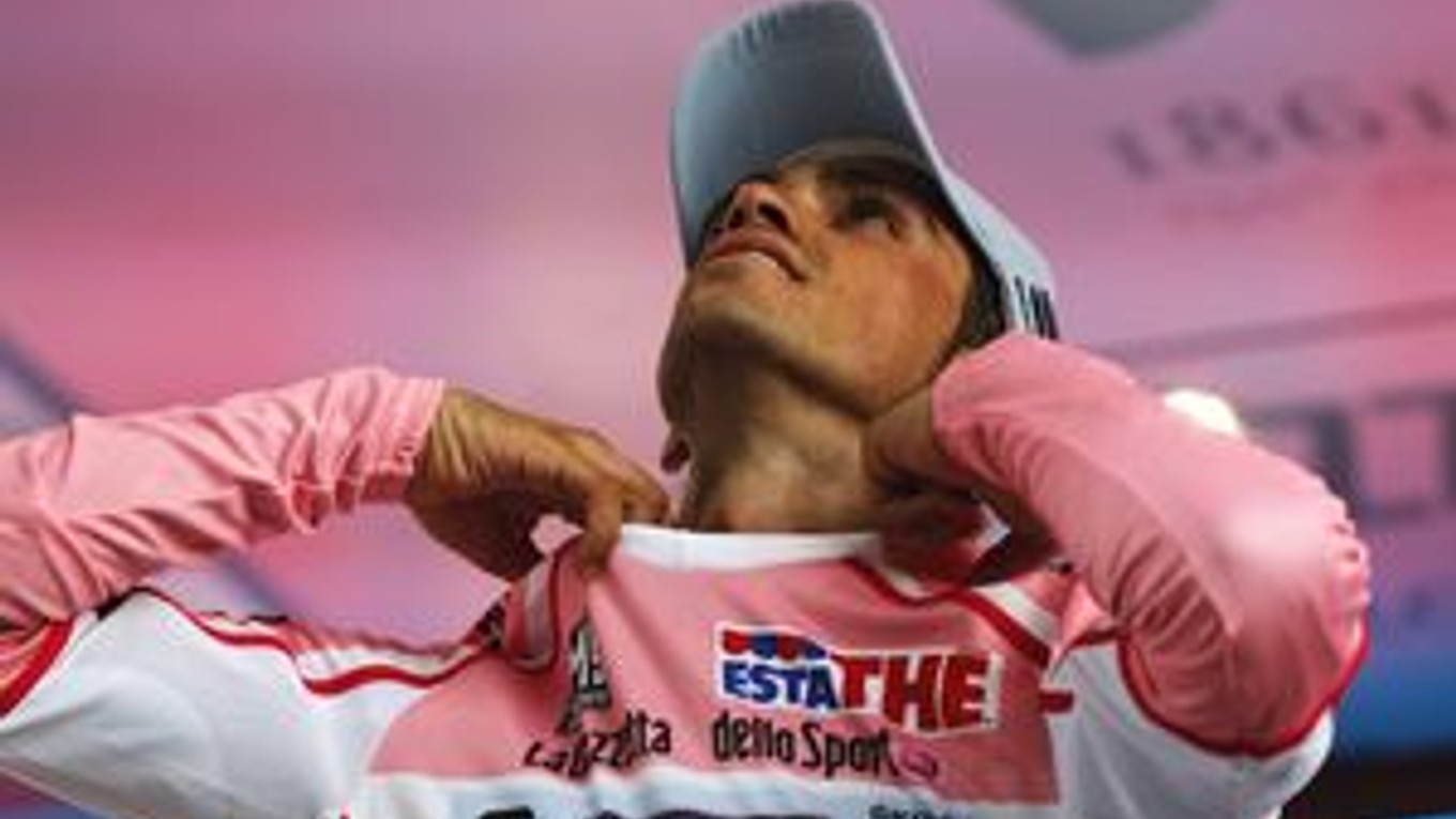 Alberto Contador zostáva na čele priebežného poradia Giro d´Italia.