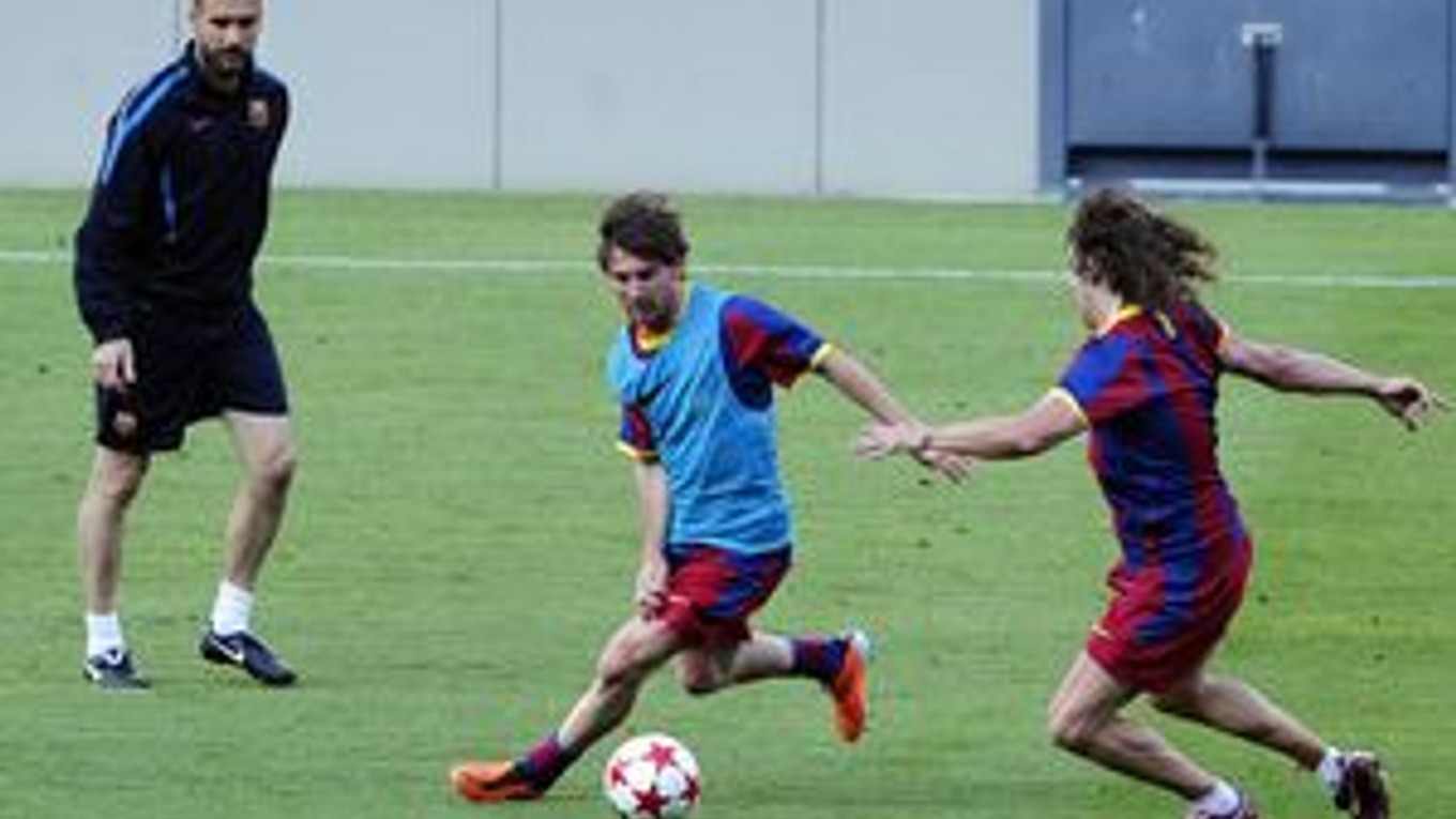 Pepe Guardiola sleduje svojich zverencov Messiho a Puyola.