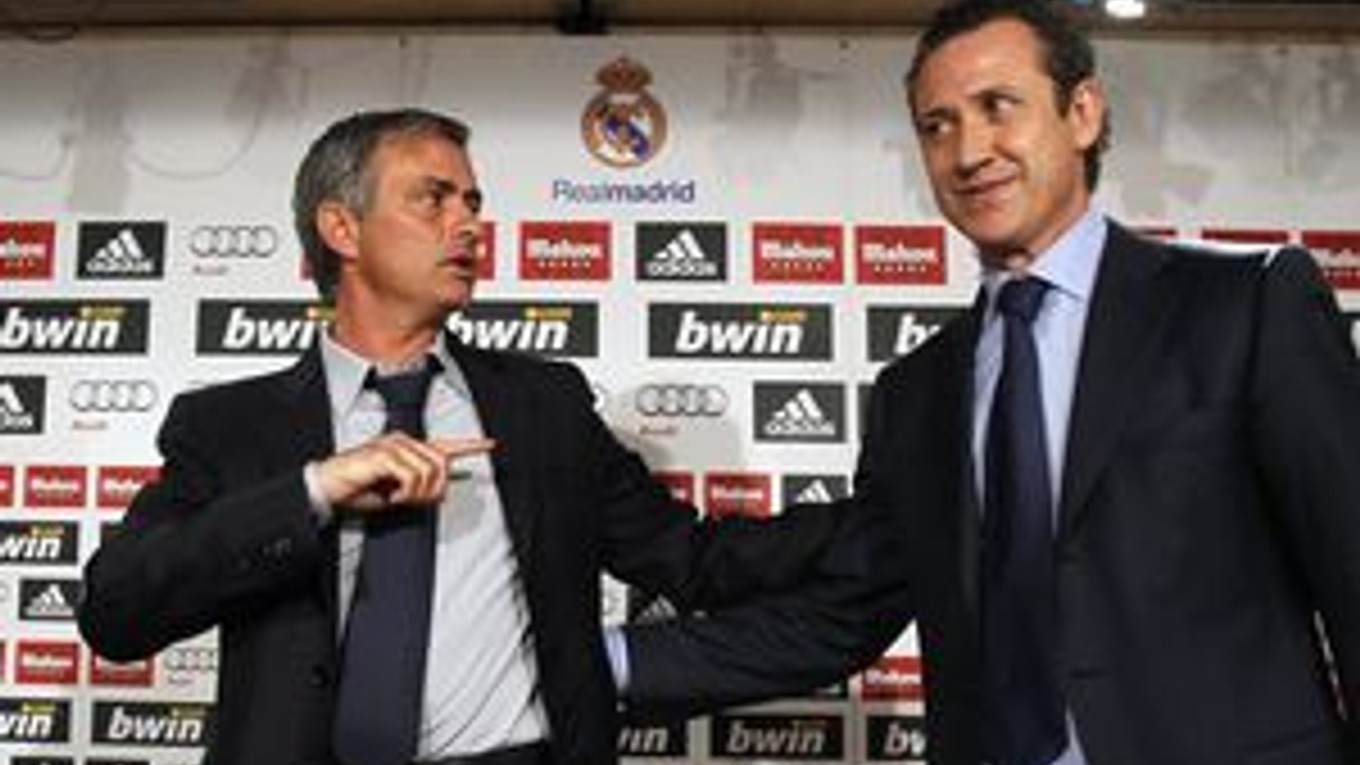 Jorge Valdano (vpravo) a tréner Realu Madrid José Mourinho.