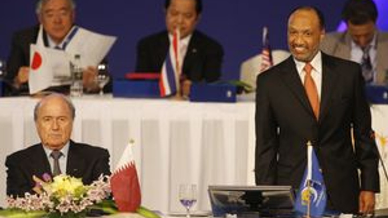Prezident Ázijskej futbalovej konfederácie Mohamed Bin Hammam (vpravo) a súčasný šéf svetového futbalu Sepp Blatter.