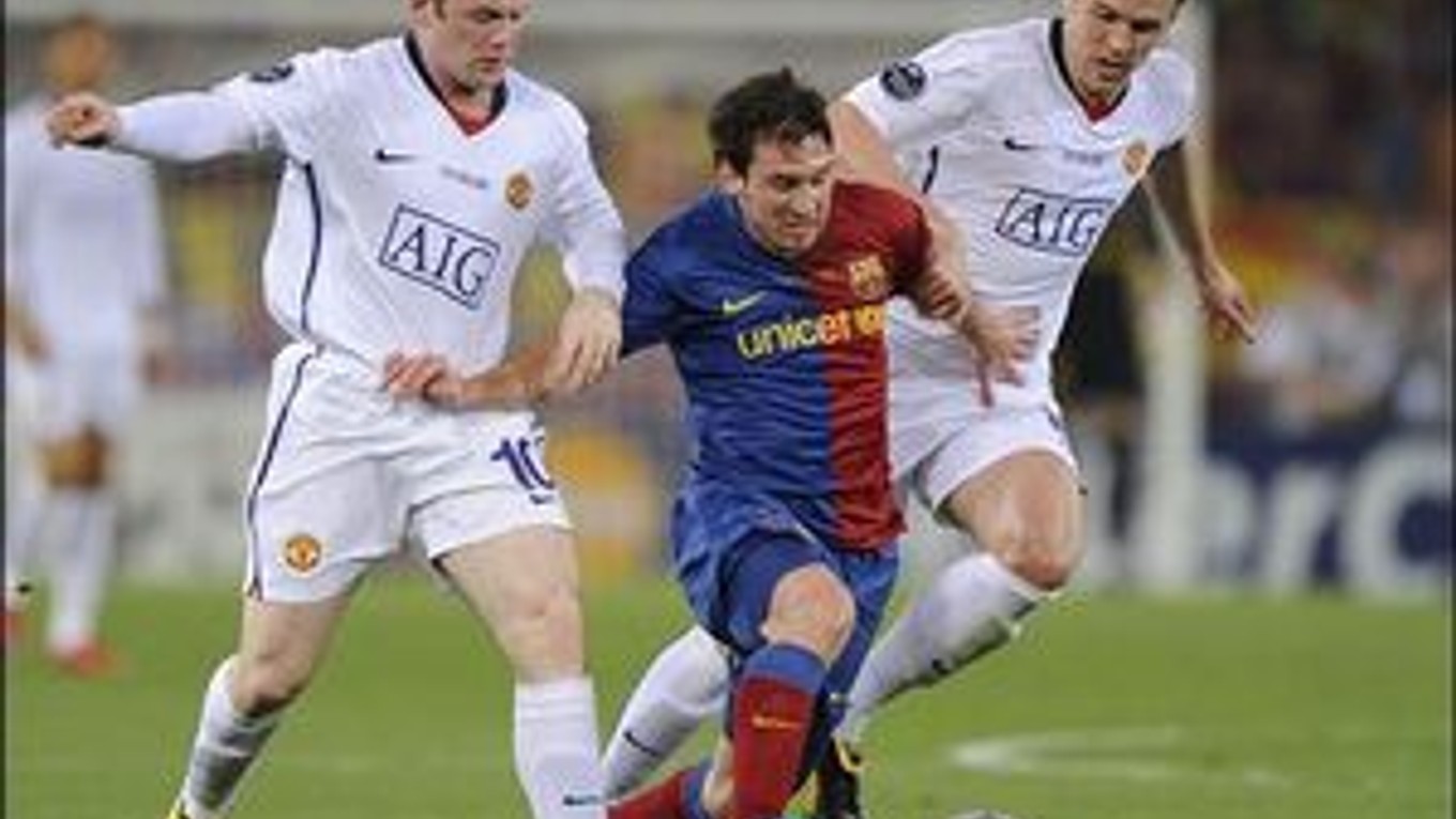 Messi v súboji s hráčmi Manchestru.