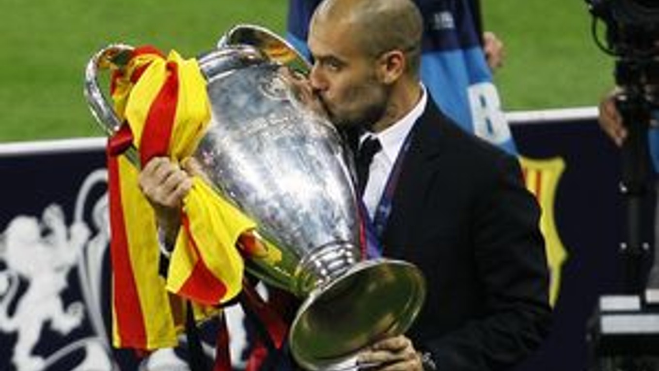 Pep Guardiola s víťaznou trofejou Ligy majstrov.