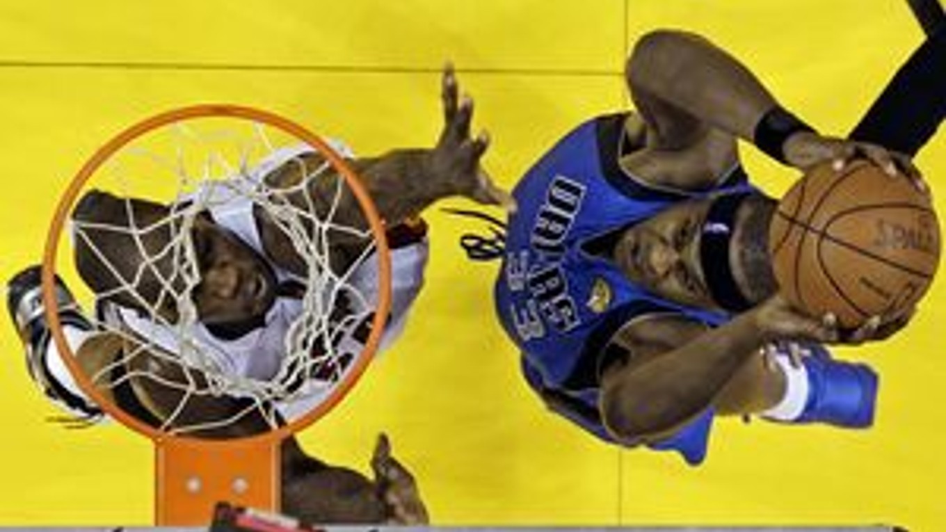 Brendan Haywood (vpravo) z Dallasu a Joel Anthony v druhom zápase finále NBA.