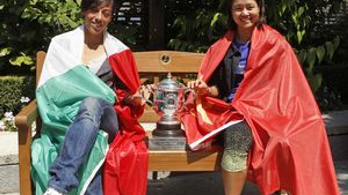 Francesca Schiavoneová (vľavo) a Na Li s víťaznou trofejou pred finále na Roland Garros.