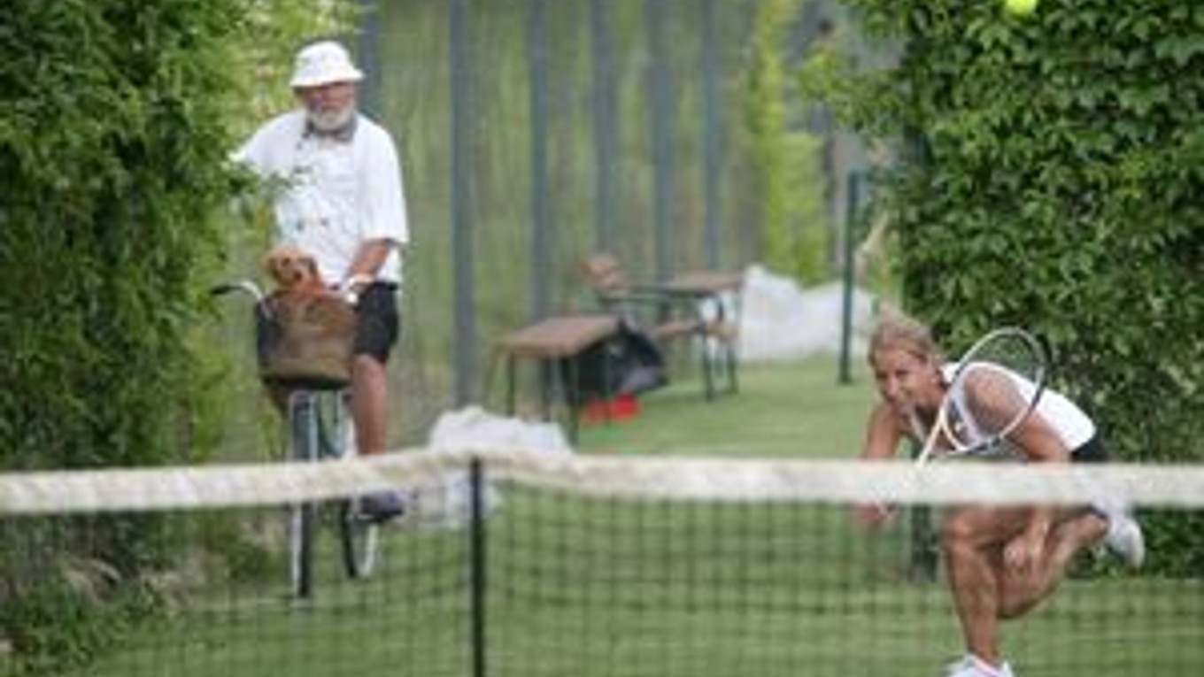 Na tréning Dominiky Cibulkovej sa prišiel pozrieť aj dôchodca Richard Vízek zo Skalice. Kopčany sú 80 km od Bratislavy  a  10 km od okresného mesta.