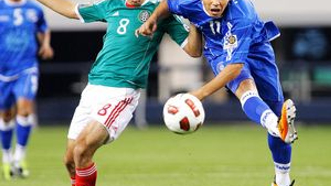 Israel Castro (vľavo) z Mexika v súboji s Rodolfom Zelayom.