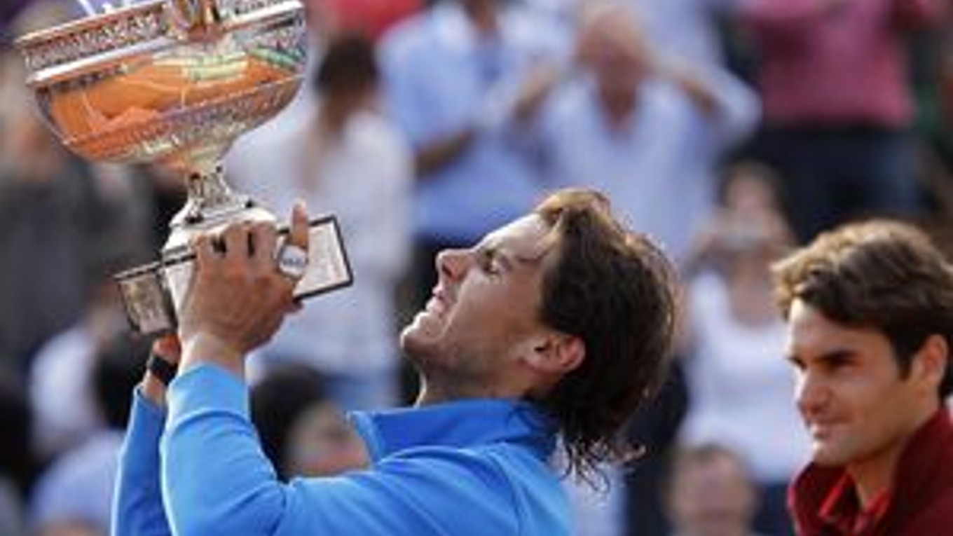 Rafael Nadal s víťaznou trofejou v Paríži.