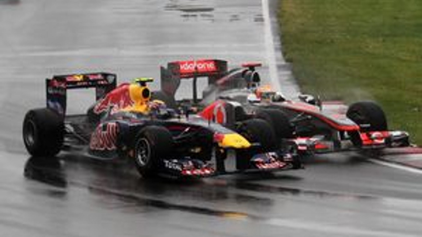 Hamilton (vzadu) pri predbiehaní Marka Webbera o súpera zavadil. Webber dostal šmyk, no preteky dokončil.
