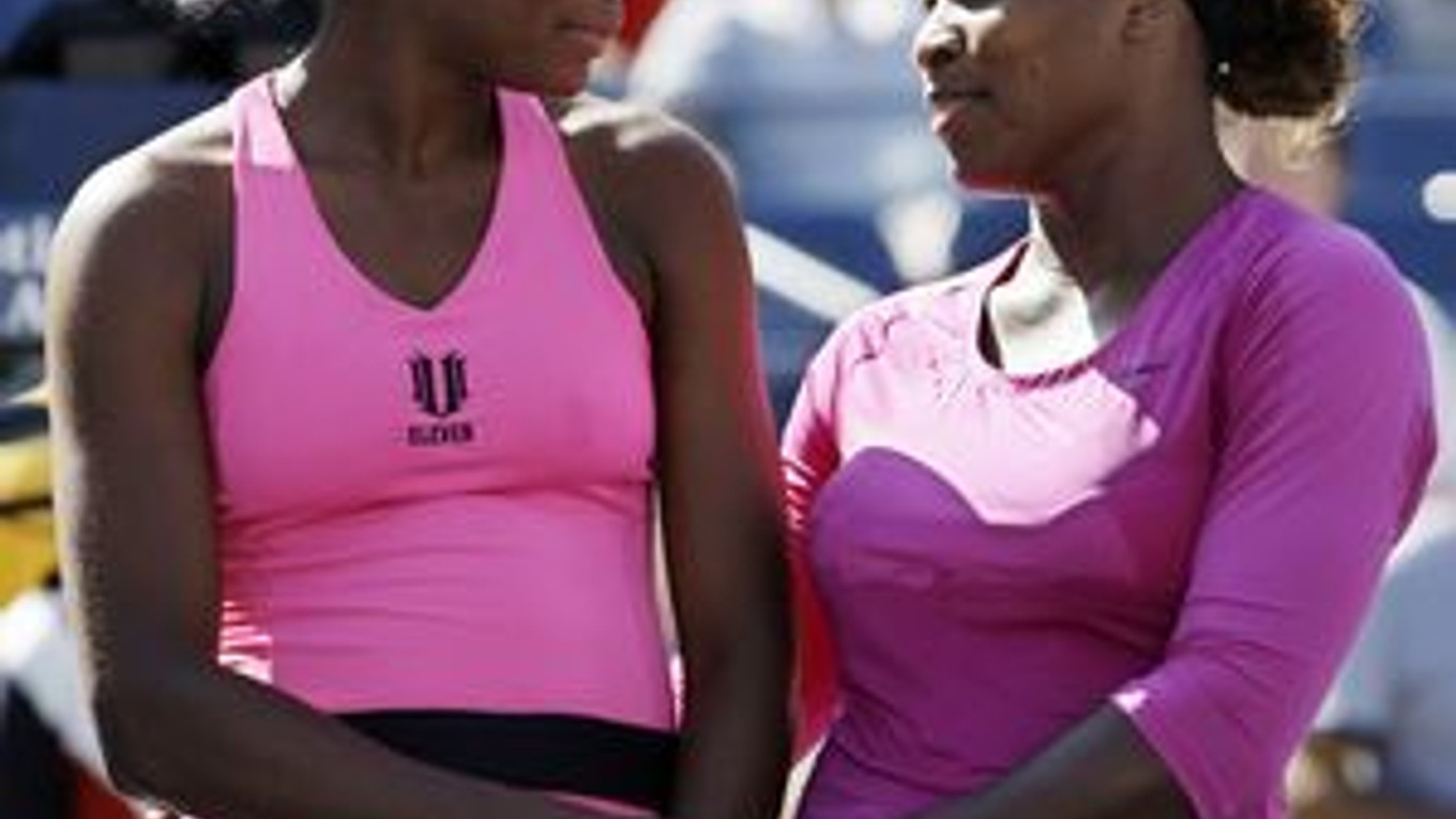 Venus (vľavo) a Serena Williamsové. Staršia Venus oslávi v piatok 31. narodeniny.