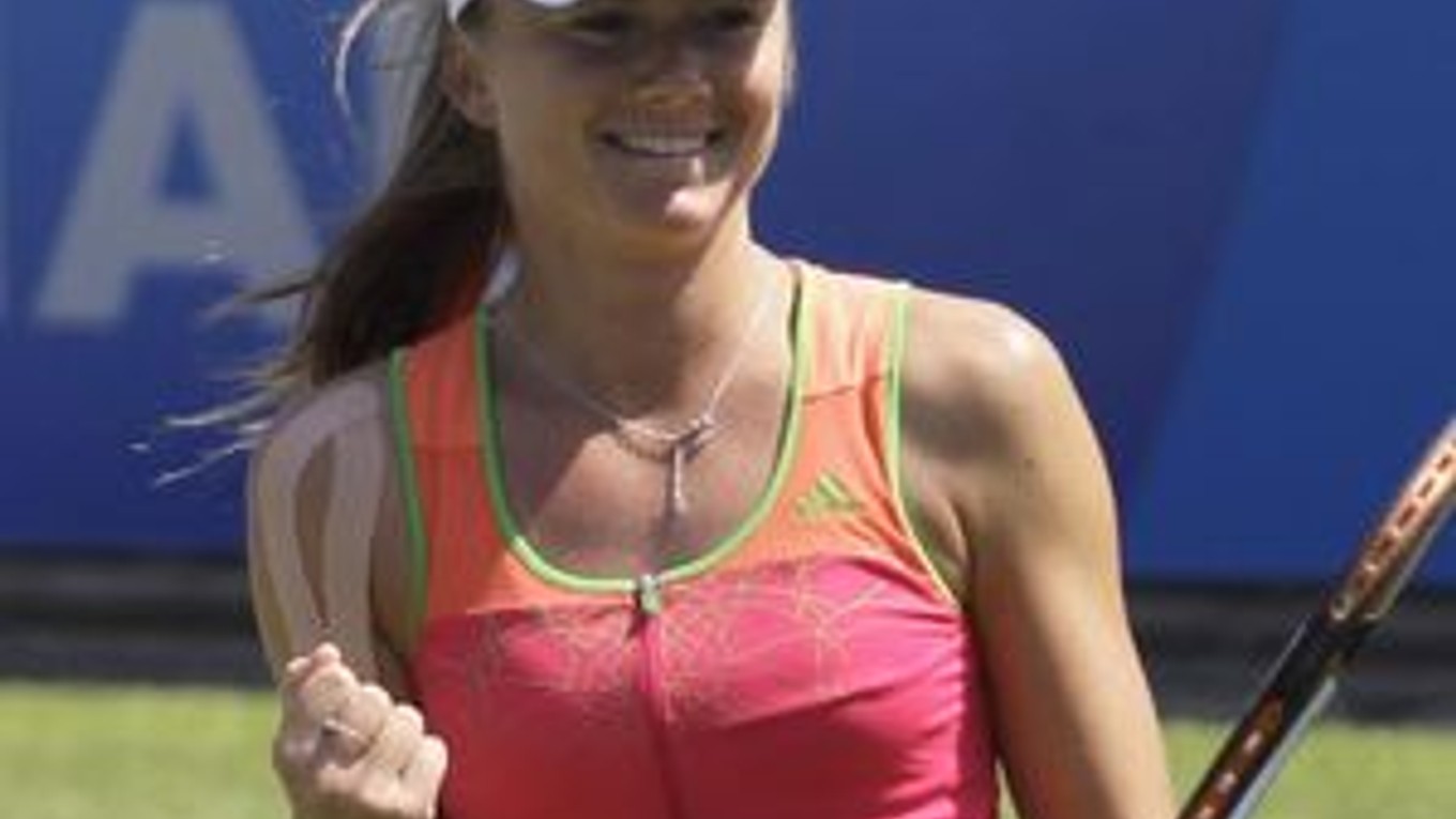 Daniela Hantuchová  zdolala v Eastbourne  Číňanky  Ťie Čeng aj Na Li, Američanku V. Williamsovú a v semifinále ju v sobotu čaká Češka Kvitová.