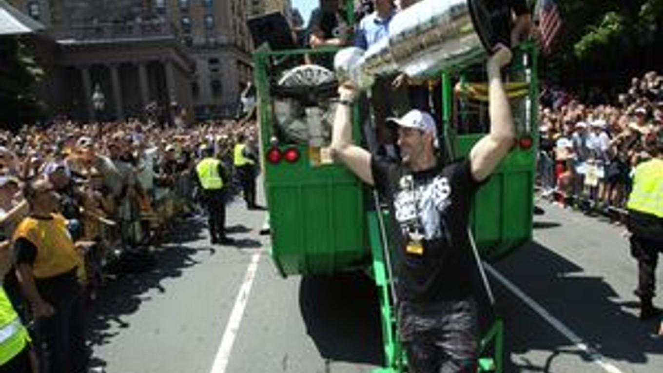 Kapitán medveďov Zdeno Chára na sobotňajších oslavách Stanley Cupu v uliciach Bostonu.