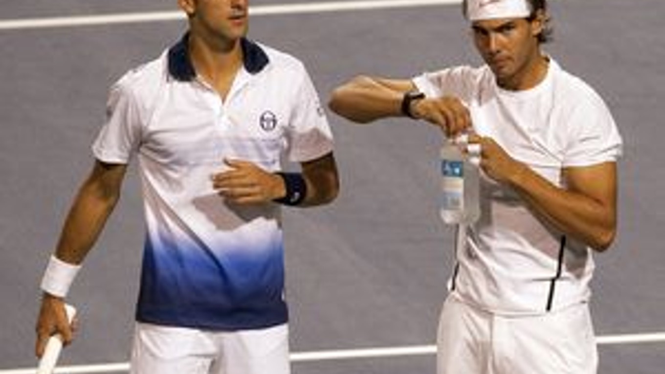 Novaka Djokoviča (vľavo) delí pred Wimbledonom od svetovej jednotky Rafaela Nadala len 65 bodov.