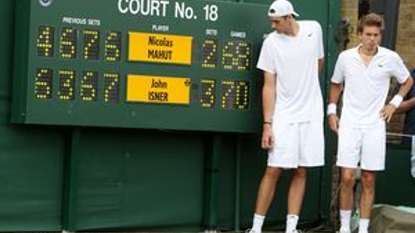 Nicolas Mahut (vpravo) má ďalšiu šancu proti Isnerovi vyhrať a opäť v 1. kole Wimbledonu.