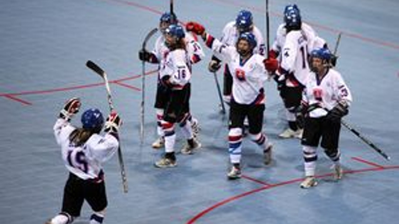 Slovenské hokejbalistky po jedinom góle v zápase s Kanadou.