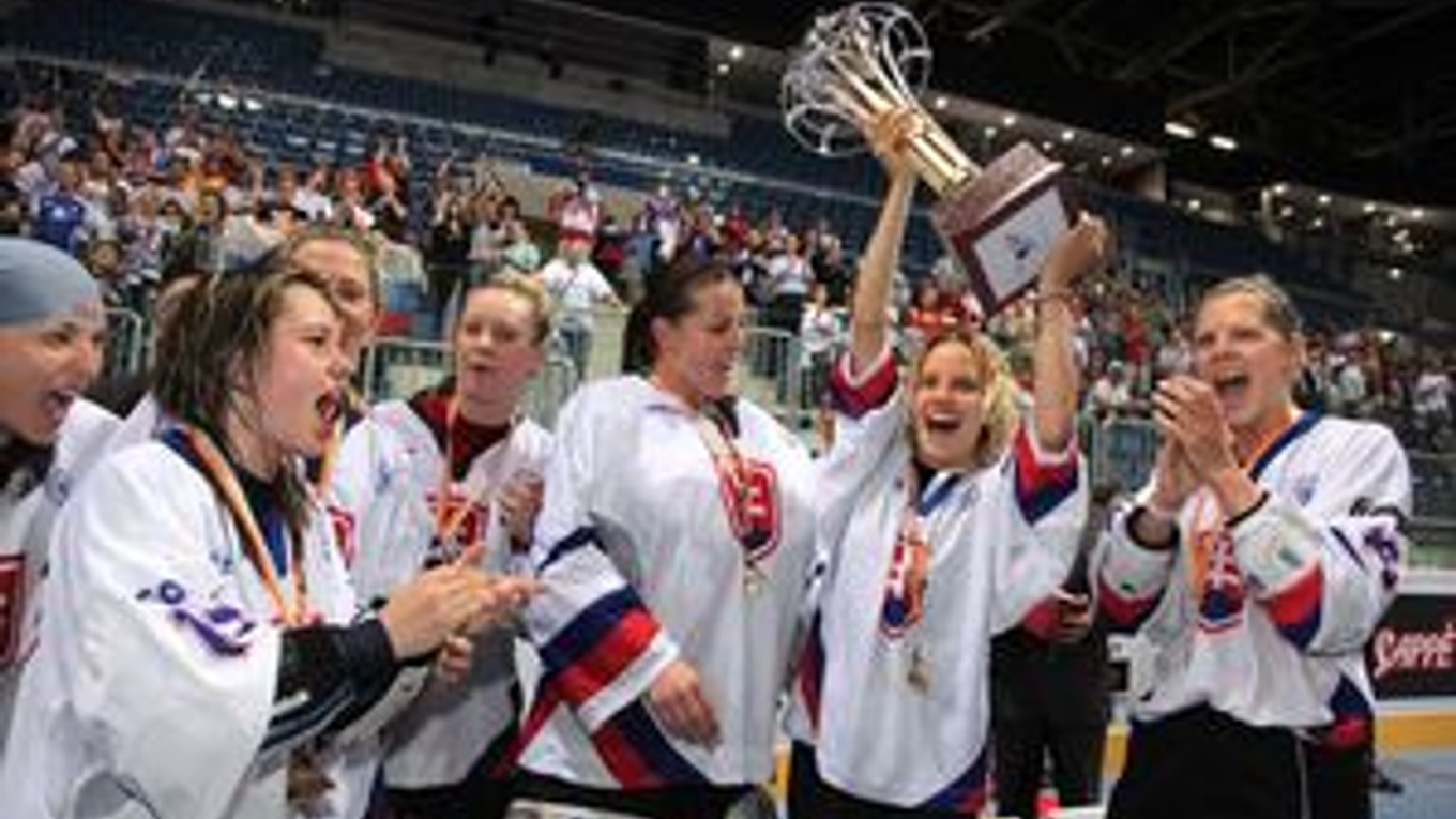 Slovenské hokejbalistky so zlatými medailami z majstrovstiev sveta. S betónmi v strede Zuzana Tomčíková.