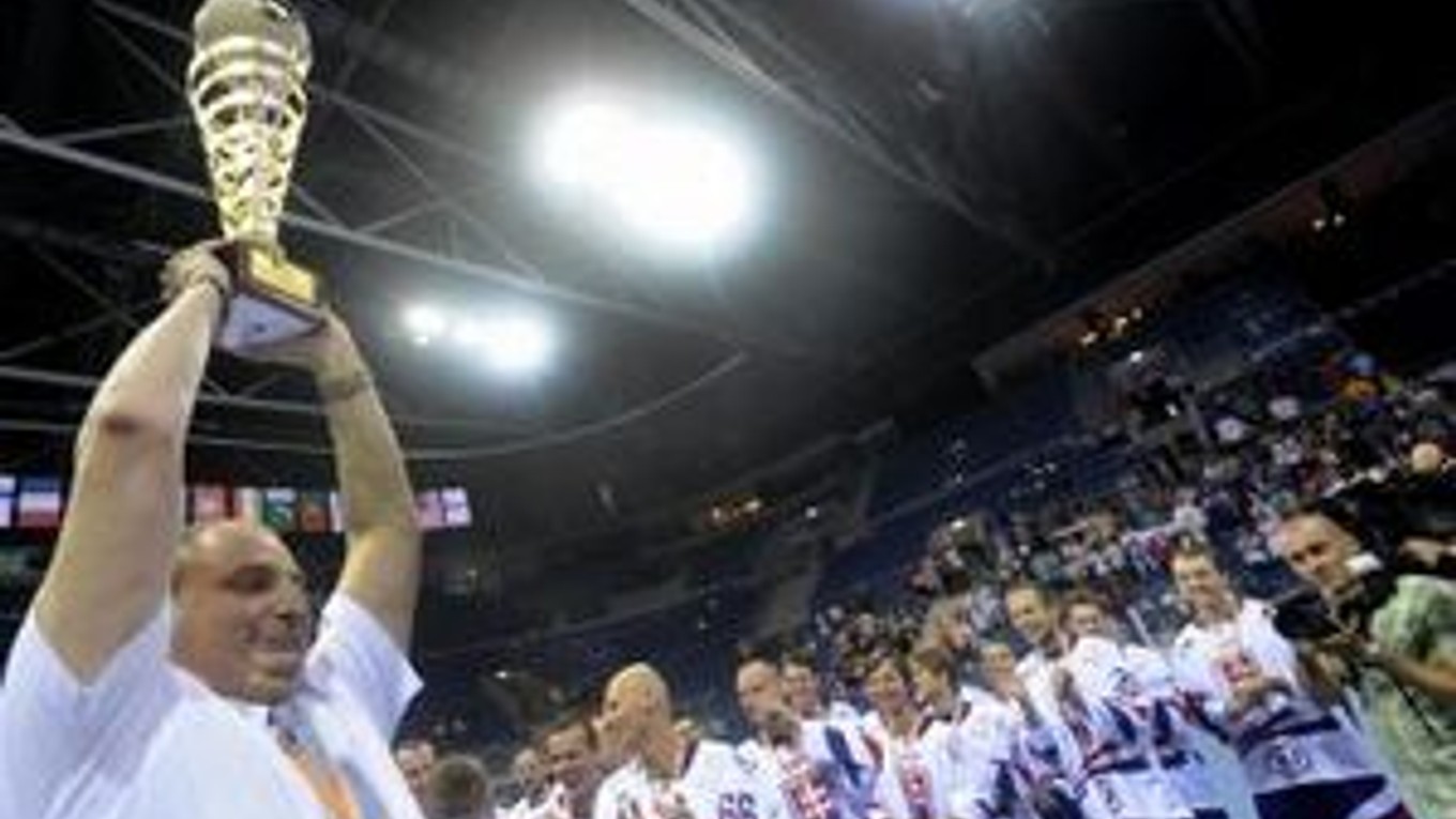 Tréner Roman Török s trofejou.