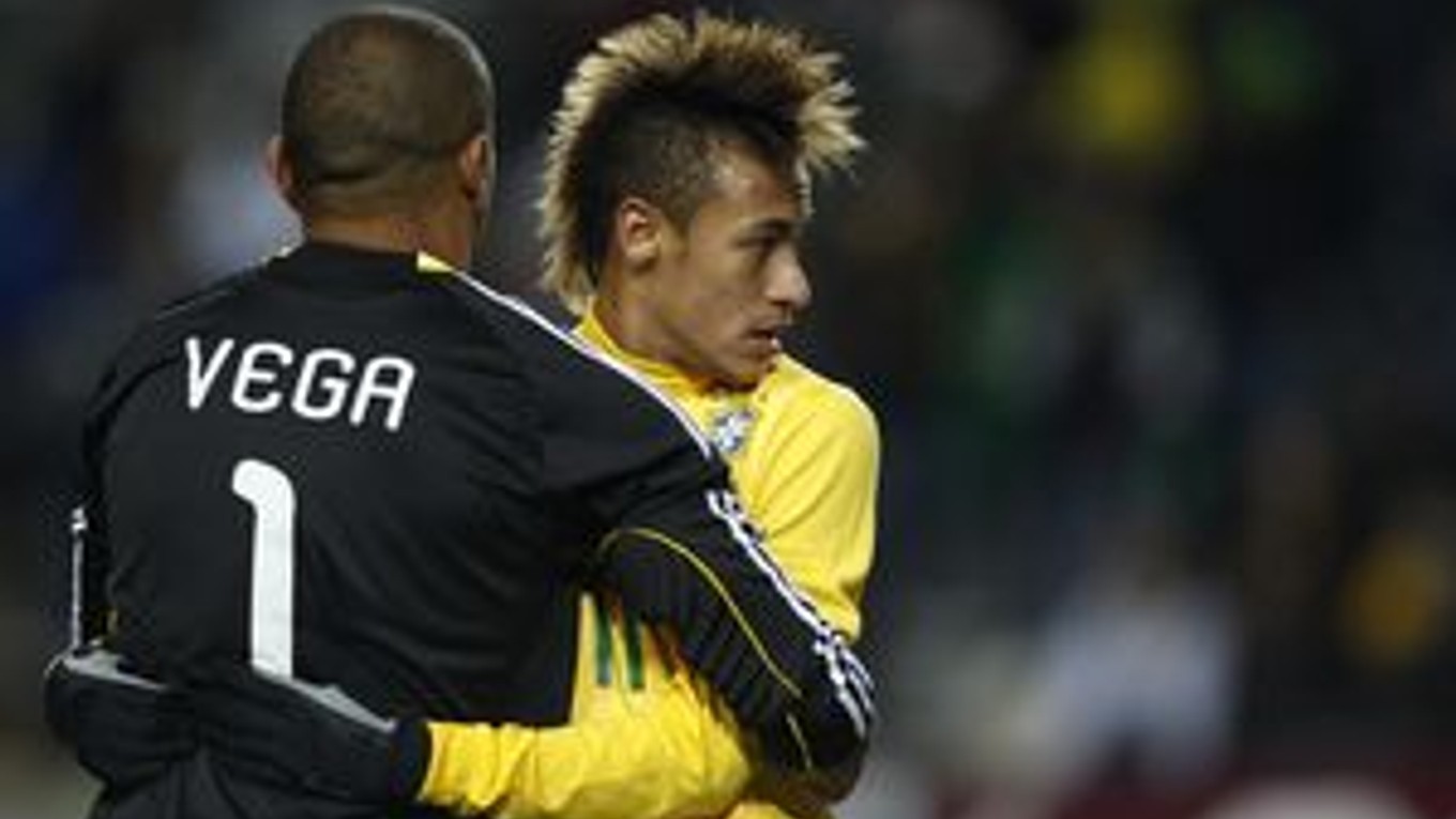 Neymar (vpravo) a brankár Venezuely Renny Vega.