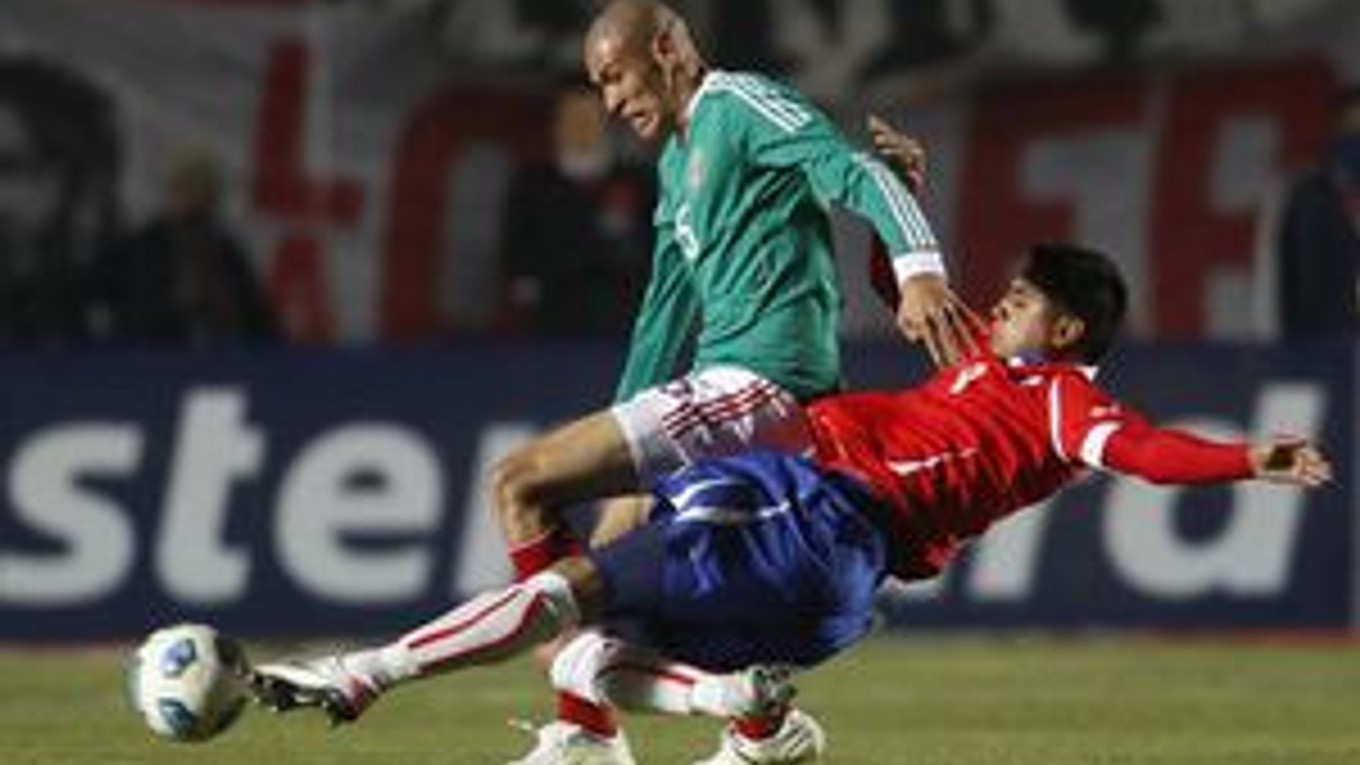 Mexičan Garcia v súboji s Čiľanom Vidalom.
