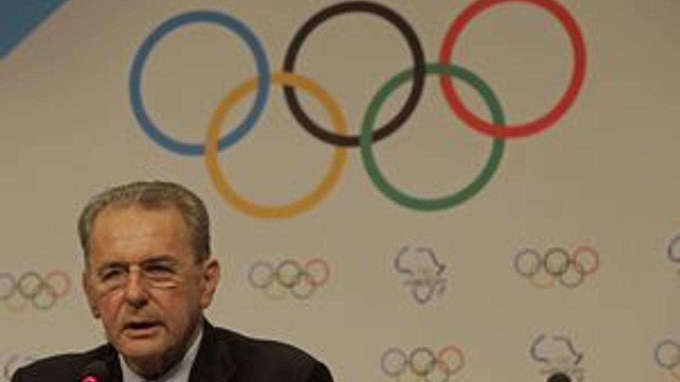 Prezident Medzinárodného olympijského výboru Jacques Rogge počas tlačovej konferencie v juhoafrickom Durbane.