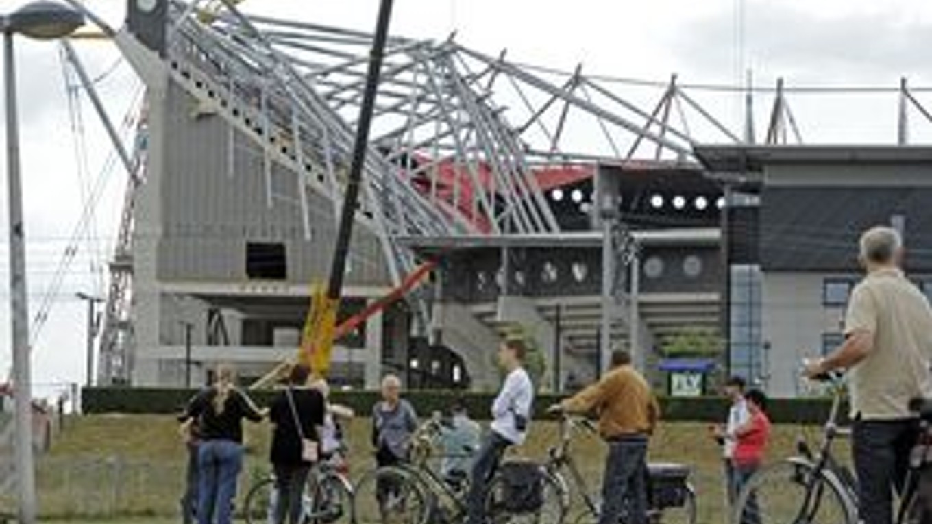 Spadnutá strecha štadióna v Enschede.