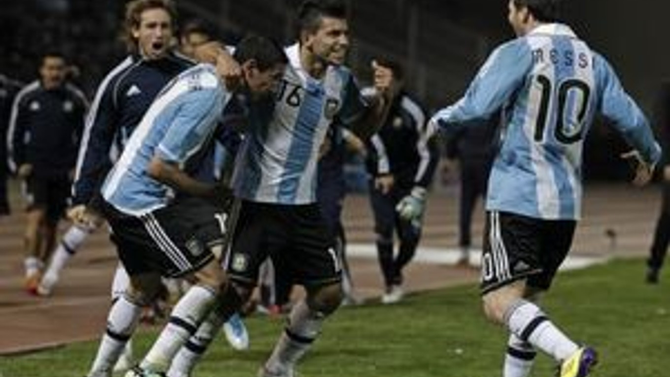 Argentínčan Sergio Agüero (uprostred) oslavuje so spoluhráčmi Lionelom Messim (vpravo) a Ángelom Di Maríom gól Kostarike