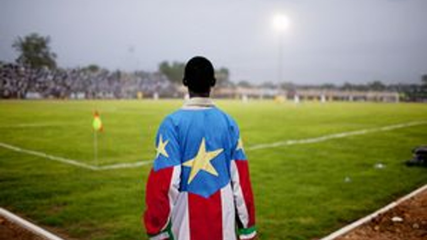 Chlapec oblečený vo farbách národnej vlajky na futbalovom štadióne v Južnom Sudáne.
