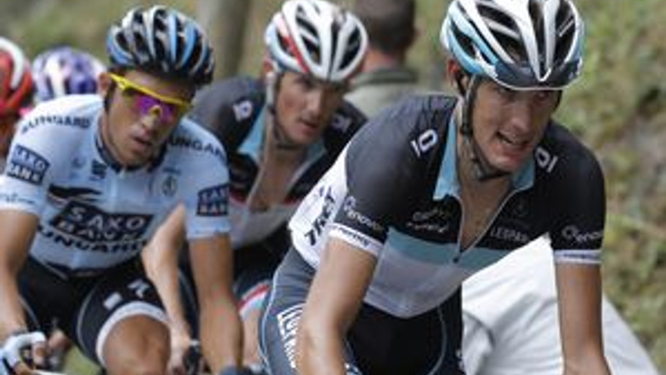 Andy Schleck (vpravo) so svojím bratom Andym vedľa Alberta Contadora.