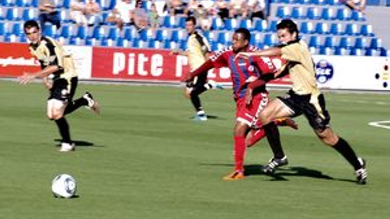 Hráč Senice Bridget Motha (vľavo).