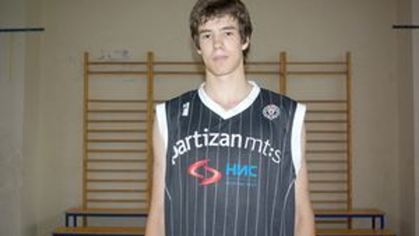 Michal Čekovský začínal s basketbalom v Košiciach. Ako štrnásťročný prestúpil do Považskej Bystrice, odkiaľ po troch sezónach odchádza do Partizanu Belehrad.