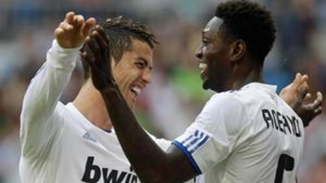 C. Ronaldo (vľavo) a Adebayor