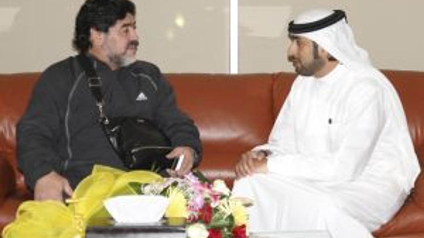 Diego Maradona (vľavo) na stretnutí s prezidentom Al-Wasl Marwanom bin Bayatom.