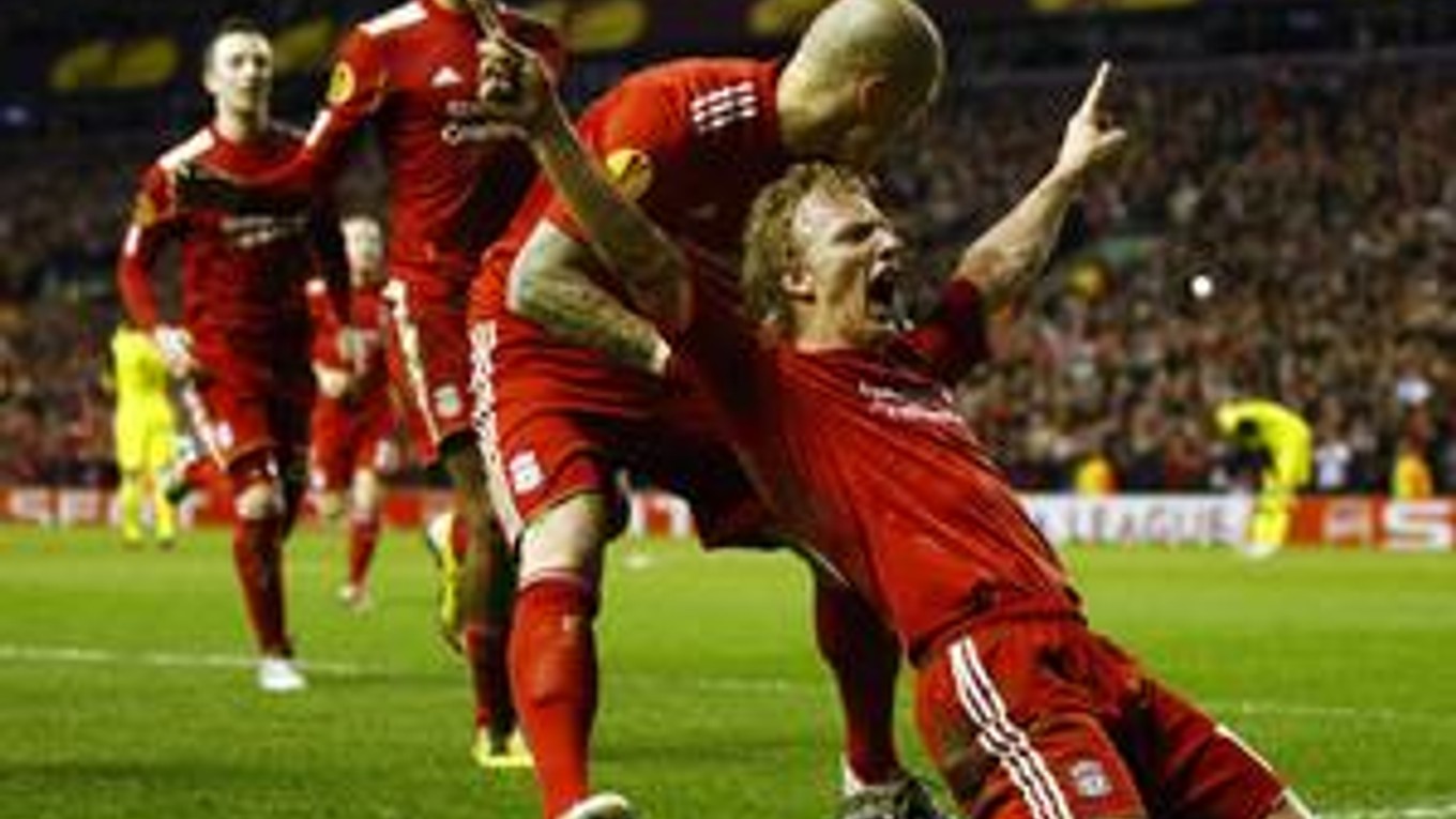 Strelec rozhodujúceho gólu Liverpoolu Dirk Kuyt (v popredí) sa teší z gólu so spoluhráčom Martinom Škrtelom.