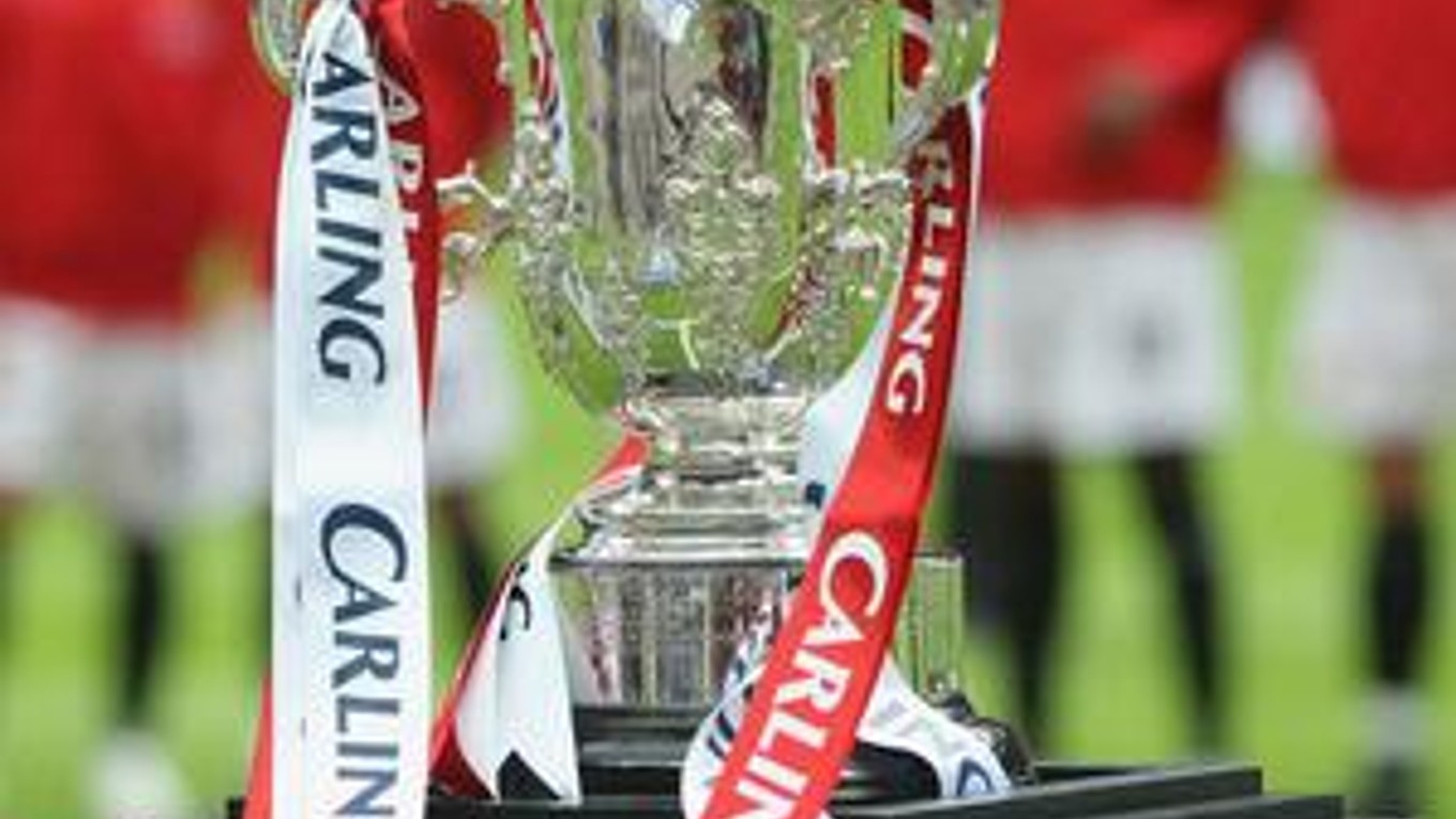 V Anglicku sa hrá finále Carling Cupu medzi Arsenalom a Birminghamom.
