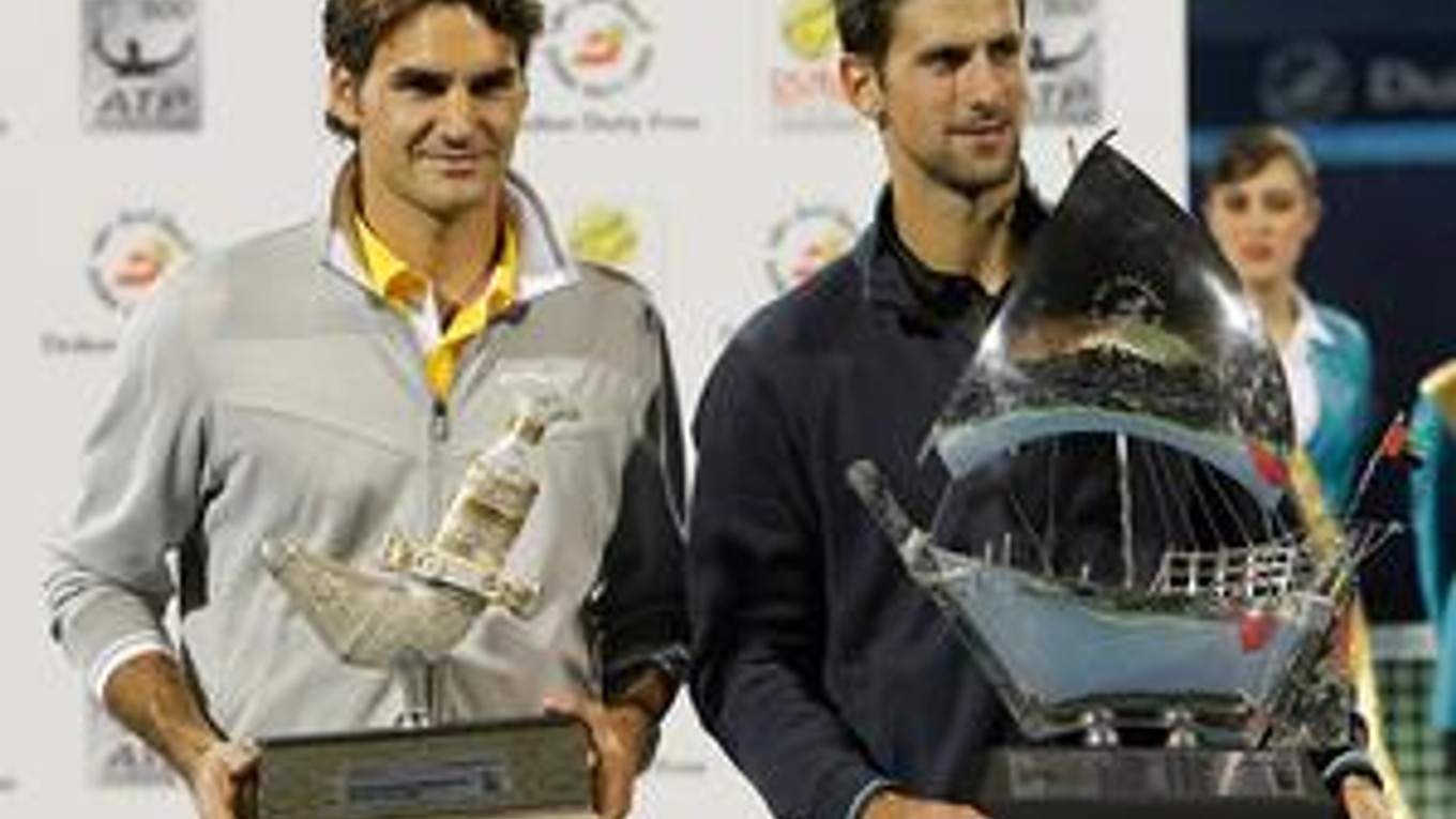 Novak Djokovič s Rogerom Federerom s trofejami po turnaji v Dubaji. Srb ho vyhral tretíkrát po sebe.