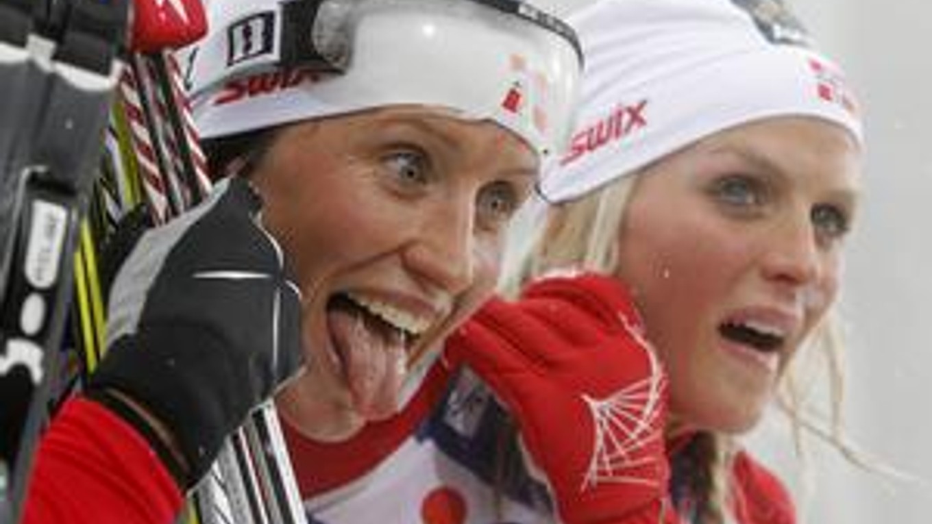 Marit Björgenová (vľavo) sa tešila z výhry v skiatlone. V cieli strúhala grimasy. K titulu jej pomohla krajanka Therese  Johaugová.